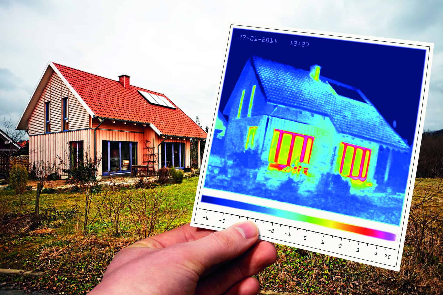 Thermografieaufnahme eines Einfamilienhauses mit Wärmeverlusten an alten Fenstern, daneben reale Hausansicht bei Tageslicht