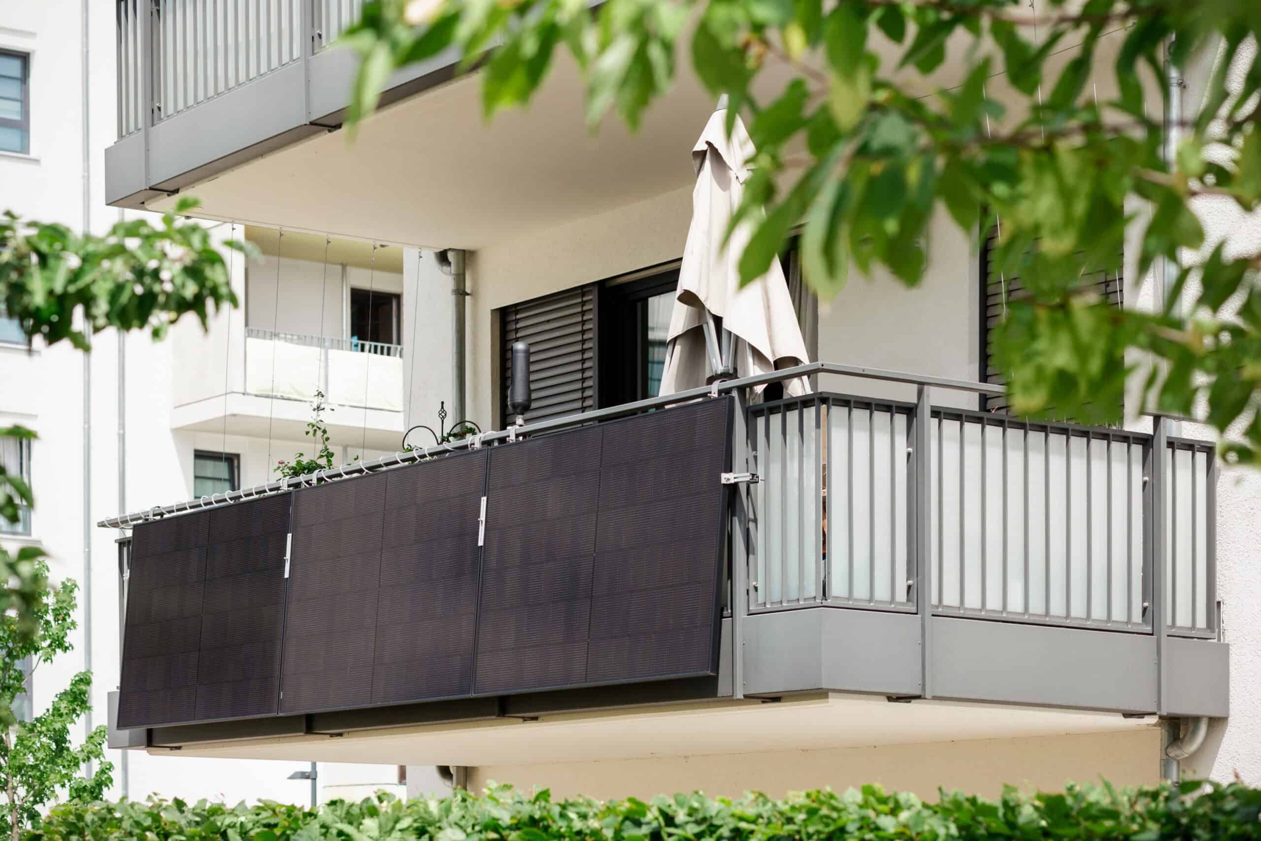 Ein Balkon mit PV Anlagen, sorgt für Strom vom Balkonkraftwerk